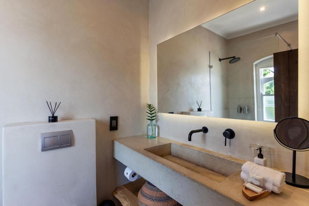 Auberge Burgundy bath