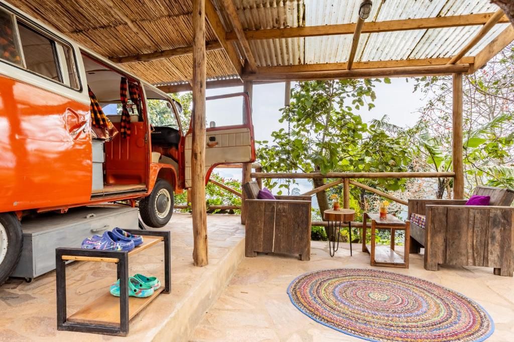 Chameleon Hill Lodge bus deko