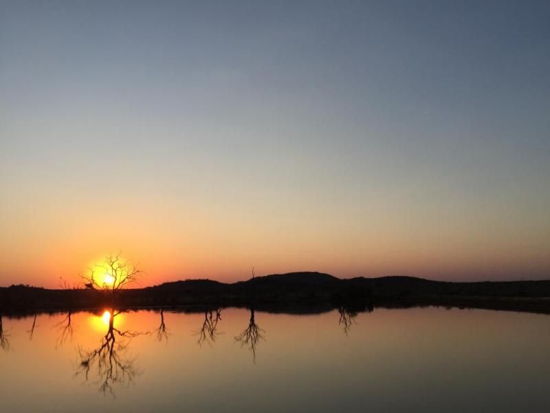 Sonnenuntergang spiegelt sich in der Lagune