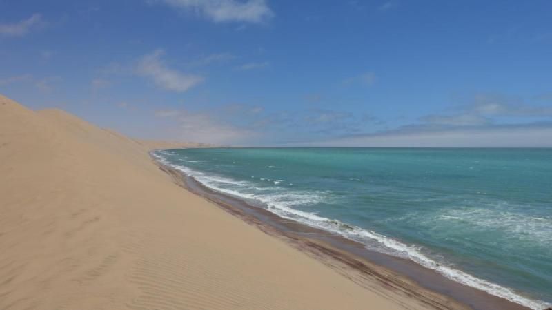 Wo die Wüste auf den Ozean trifft bei Sandwich Harbour