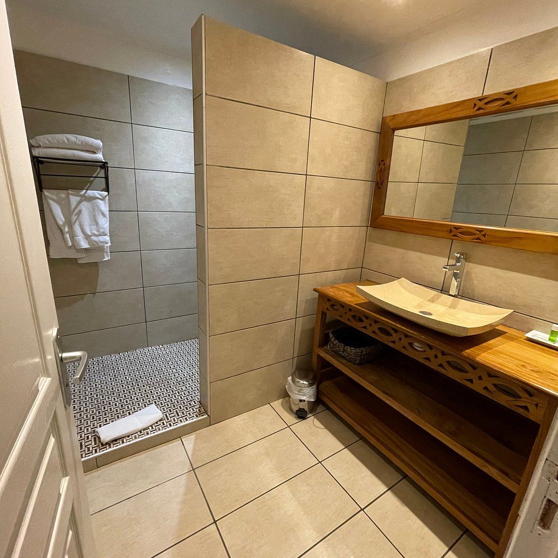 Le Vieux Cep bathroom