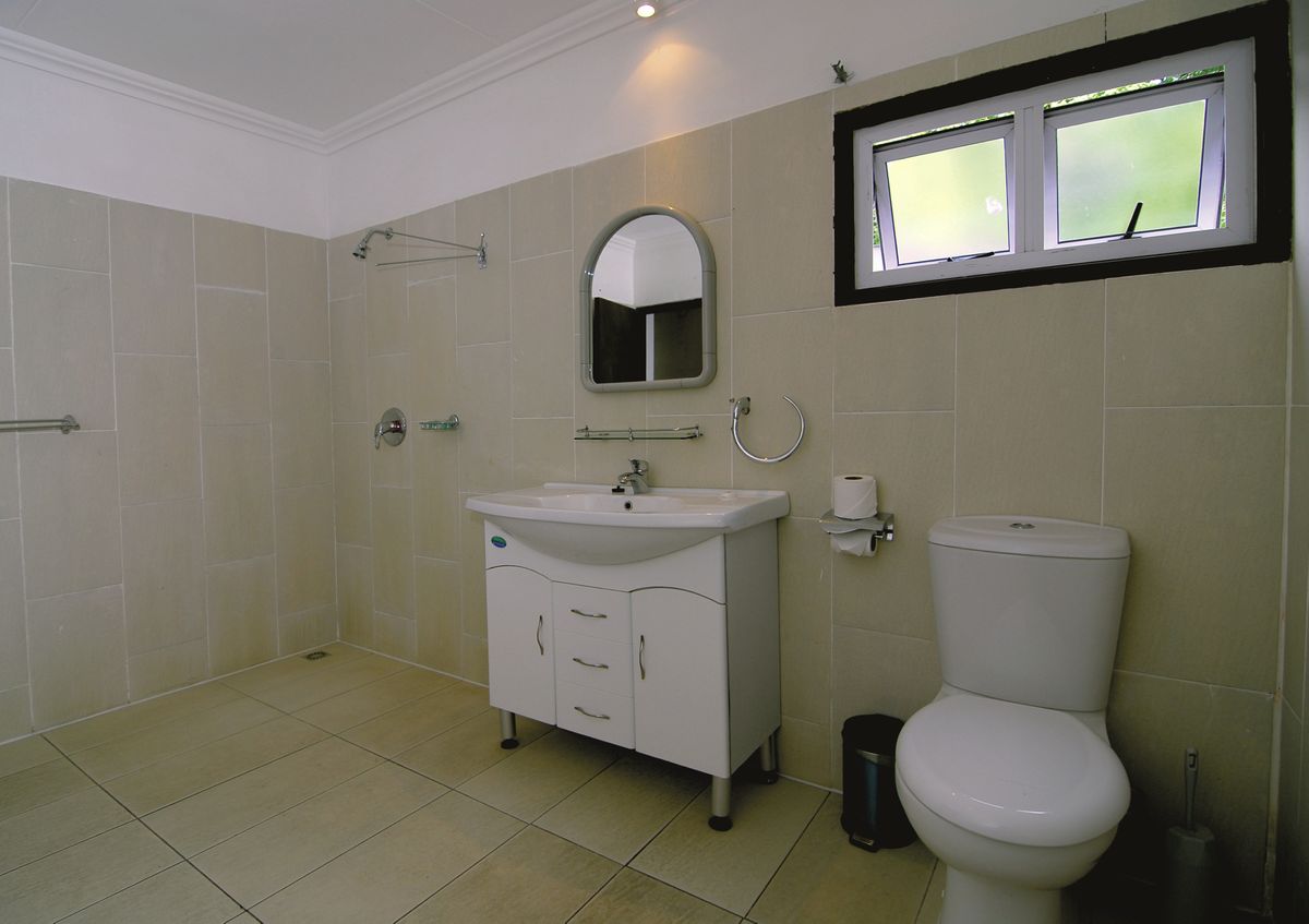 Augerine Small Hotel bath