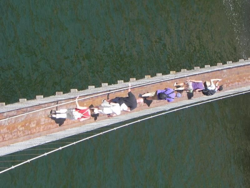 Wanderer auf einer Hängebrücke