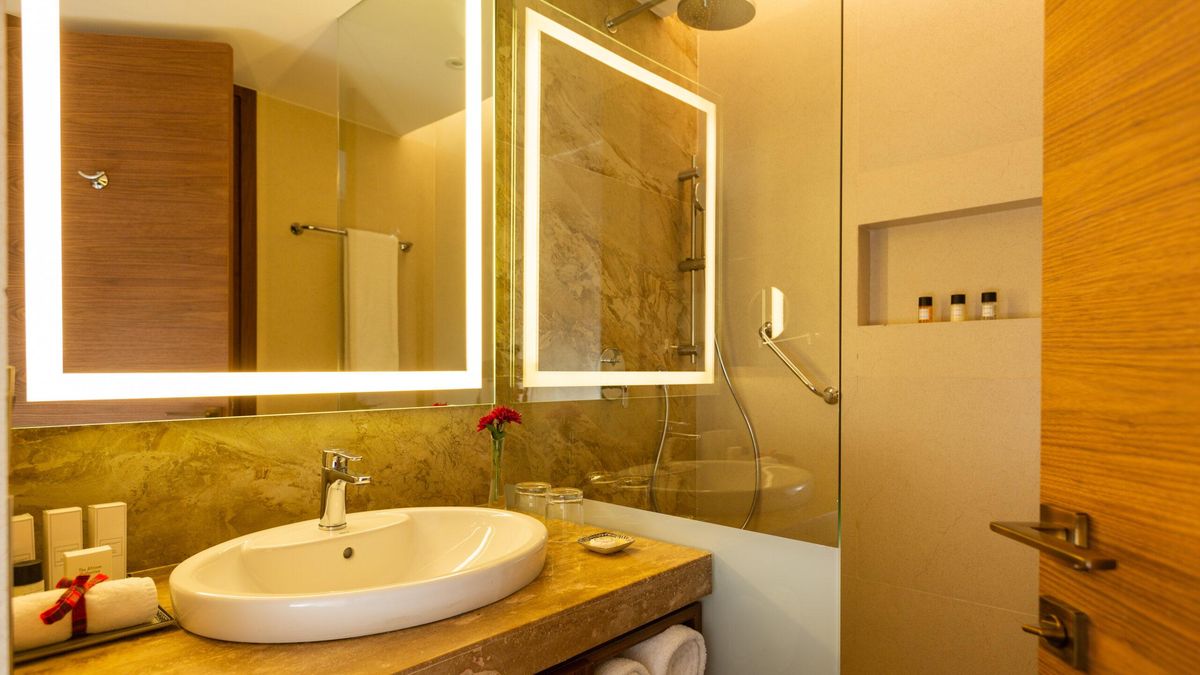 Emara Ole-Sereni bath