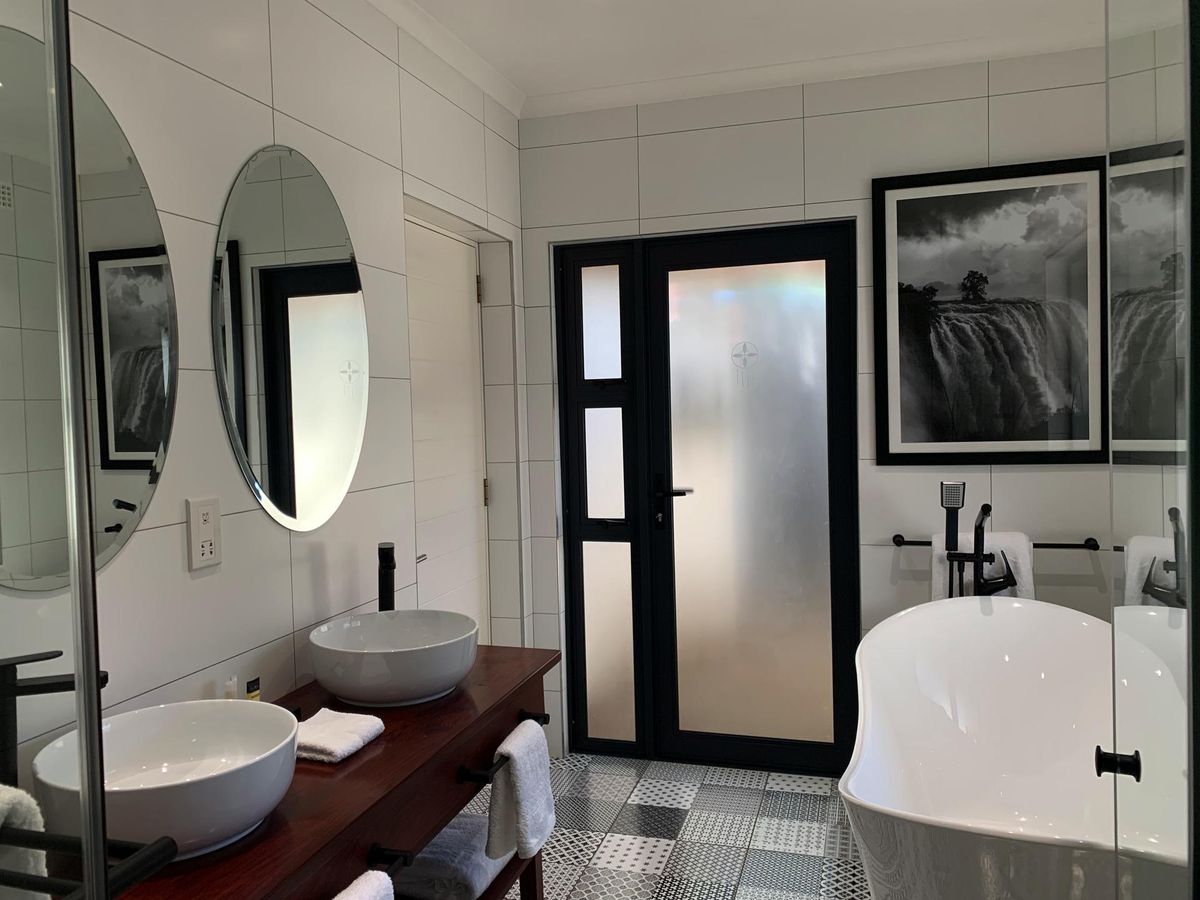 Pamarah Lodge bath