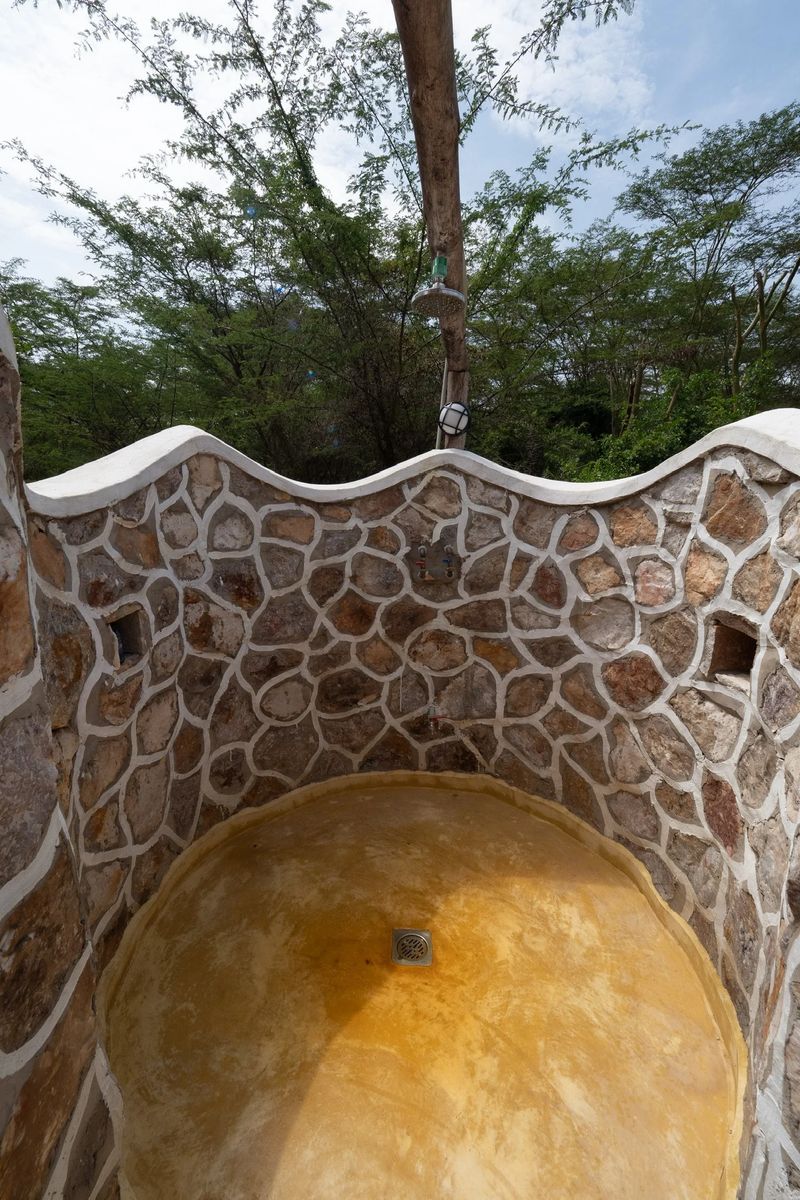 Enjojo Lodge shower