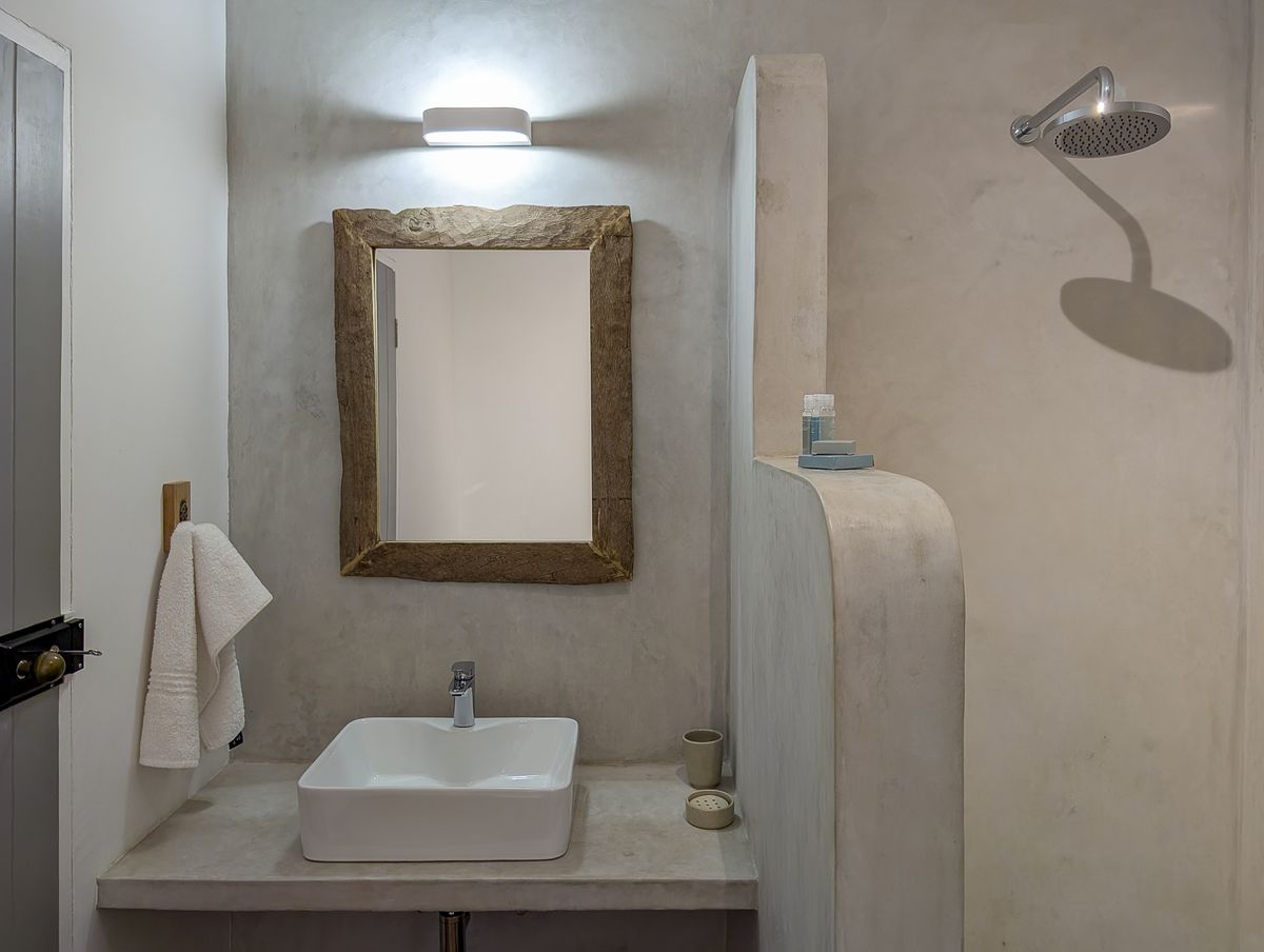 Kefi Hotel Café shower