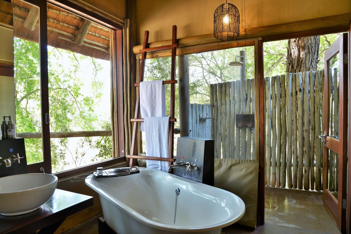 Rhino Post Safari Lodge bath