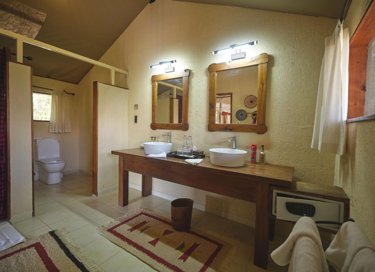 Tipilikwani Mara Camp bathroom