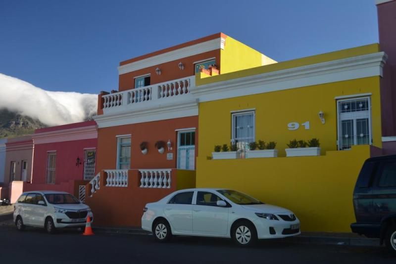 Bunte Häuser im Bo-Kaap-Viertel vor dem Tafelberg