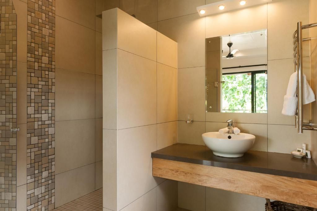Le Repaire Boutique Hotel bath
