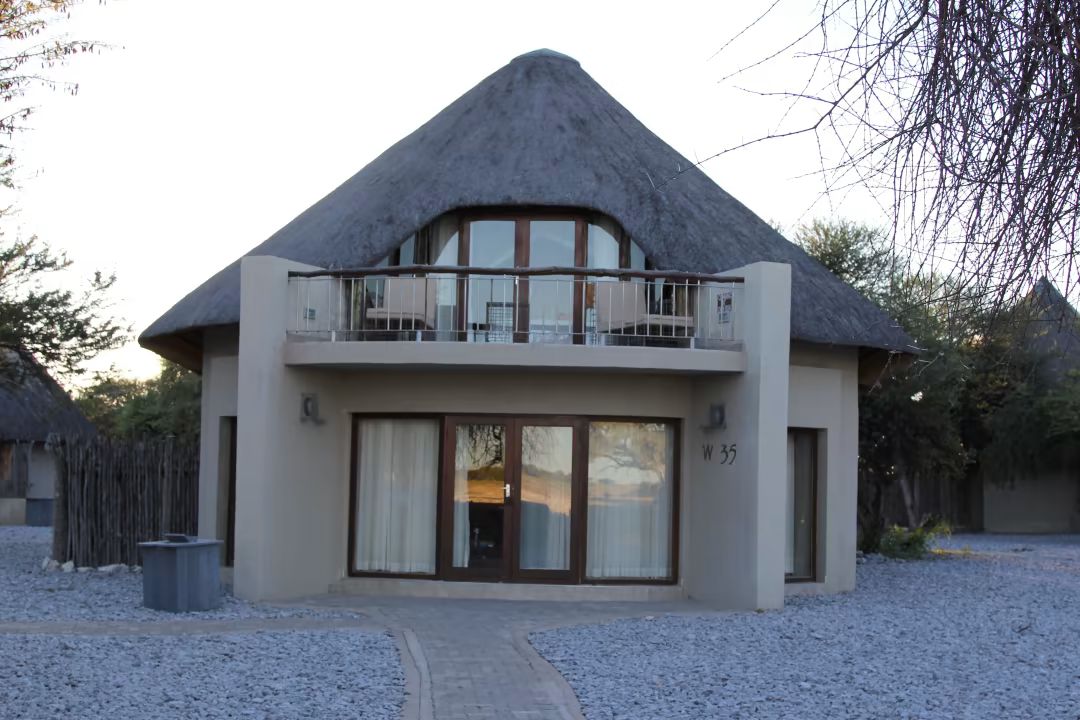 Okaukuejo Prem Waterhole chalet