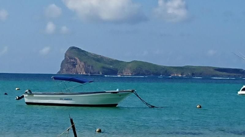 Ausflugsboot vor der Insel Coin de Mire