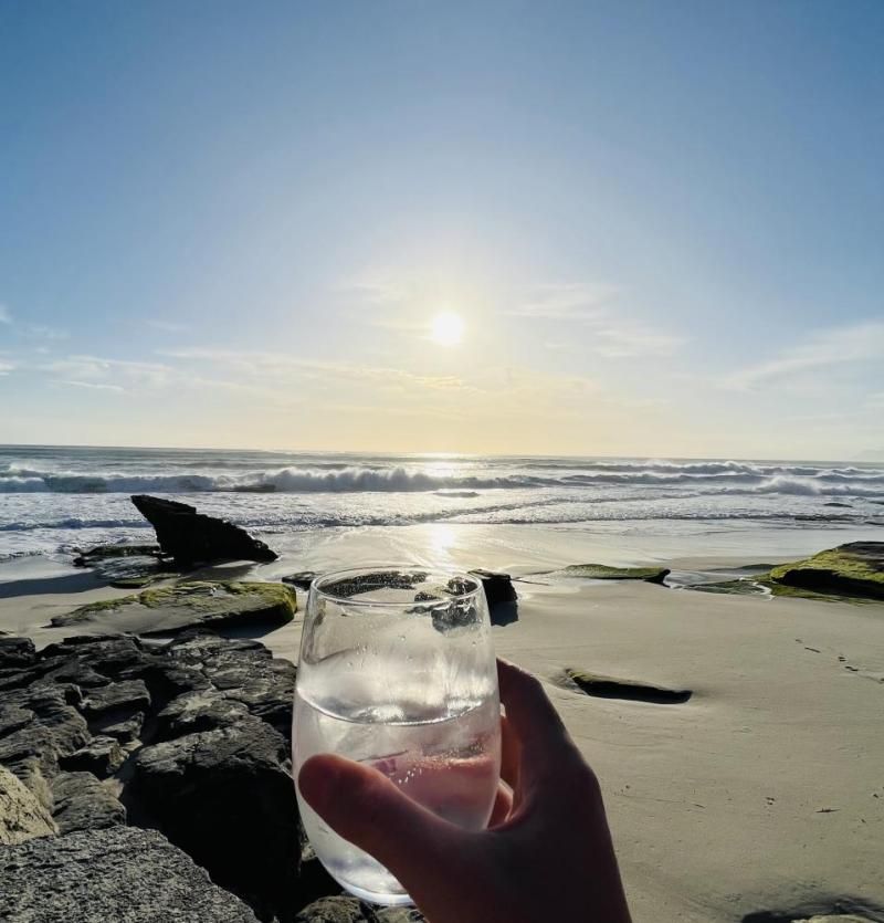 Sundowner am Strand bei Sonnenuntergang