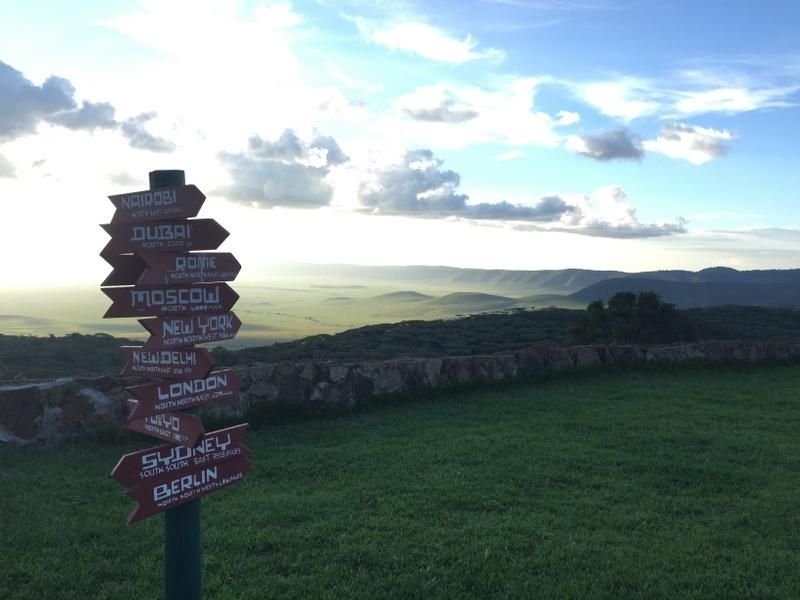 Wegweiser am Kraterrand des Ngorongoro