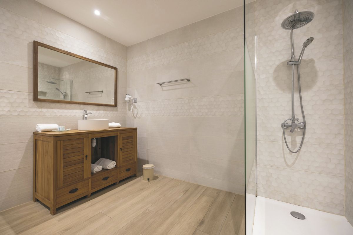 Les Géraniums bathroom