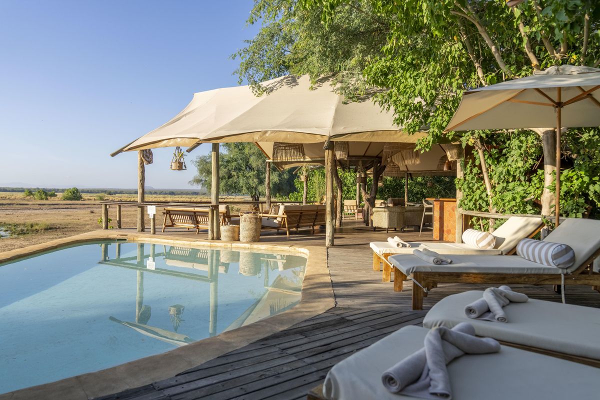 Dulini Anabezi mushika deck and pool