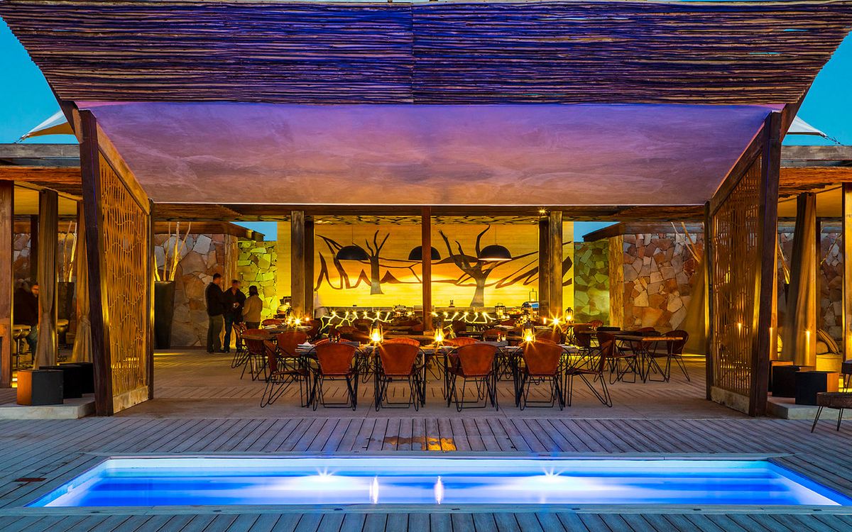 Dead Valley Lodge pool and dining area