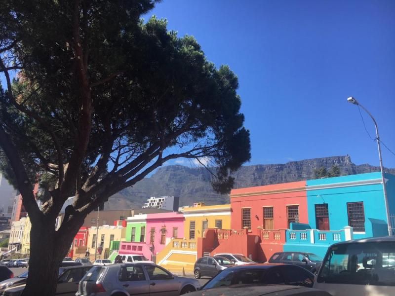 Bunte Häuser im Bo-Kaap mit Tafelberg im Hintergrund