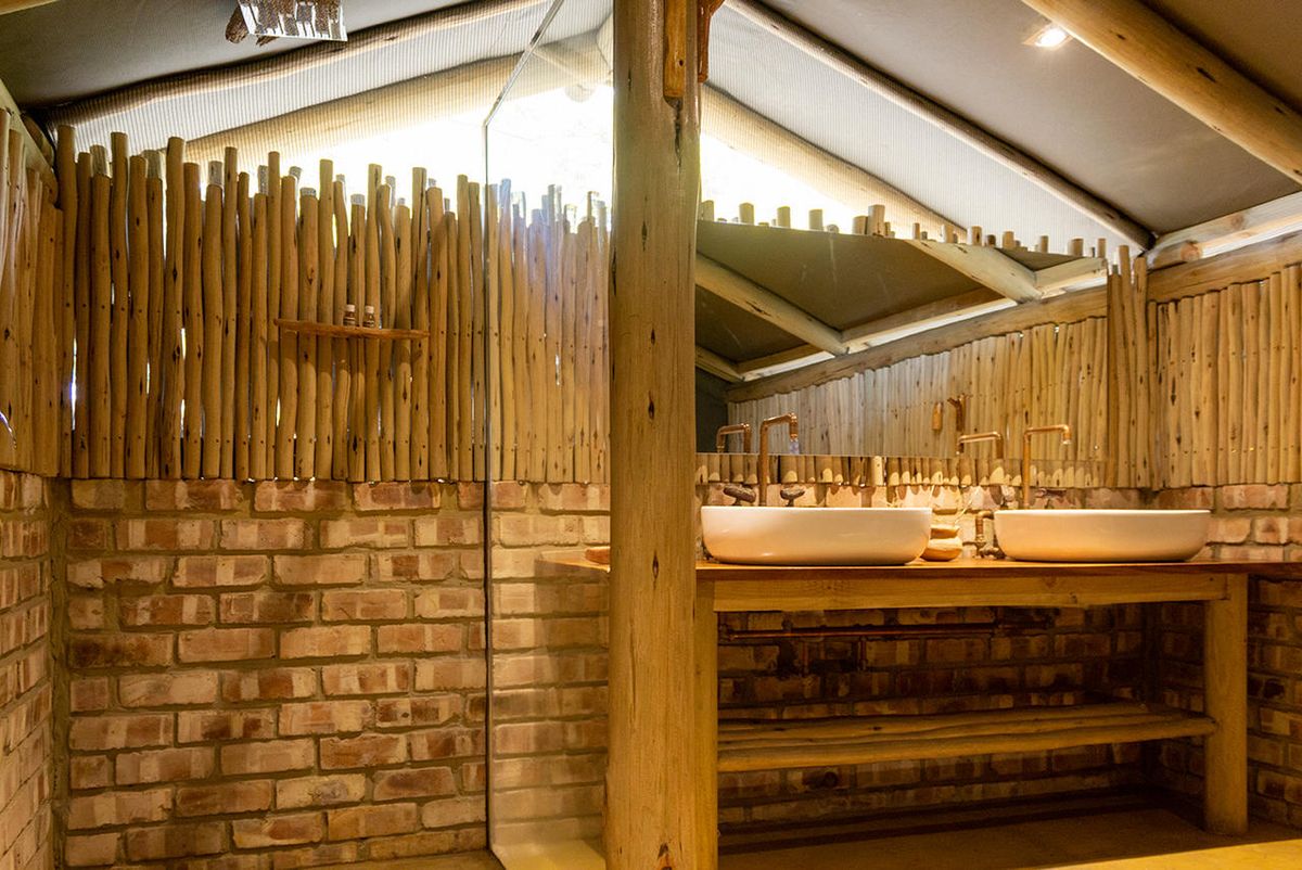 Ndhovu Safari Lodge bath