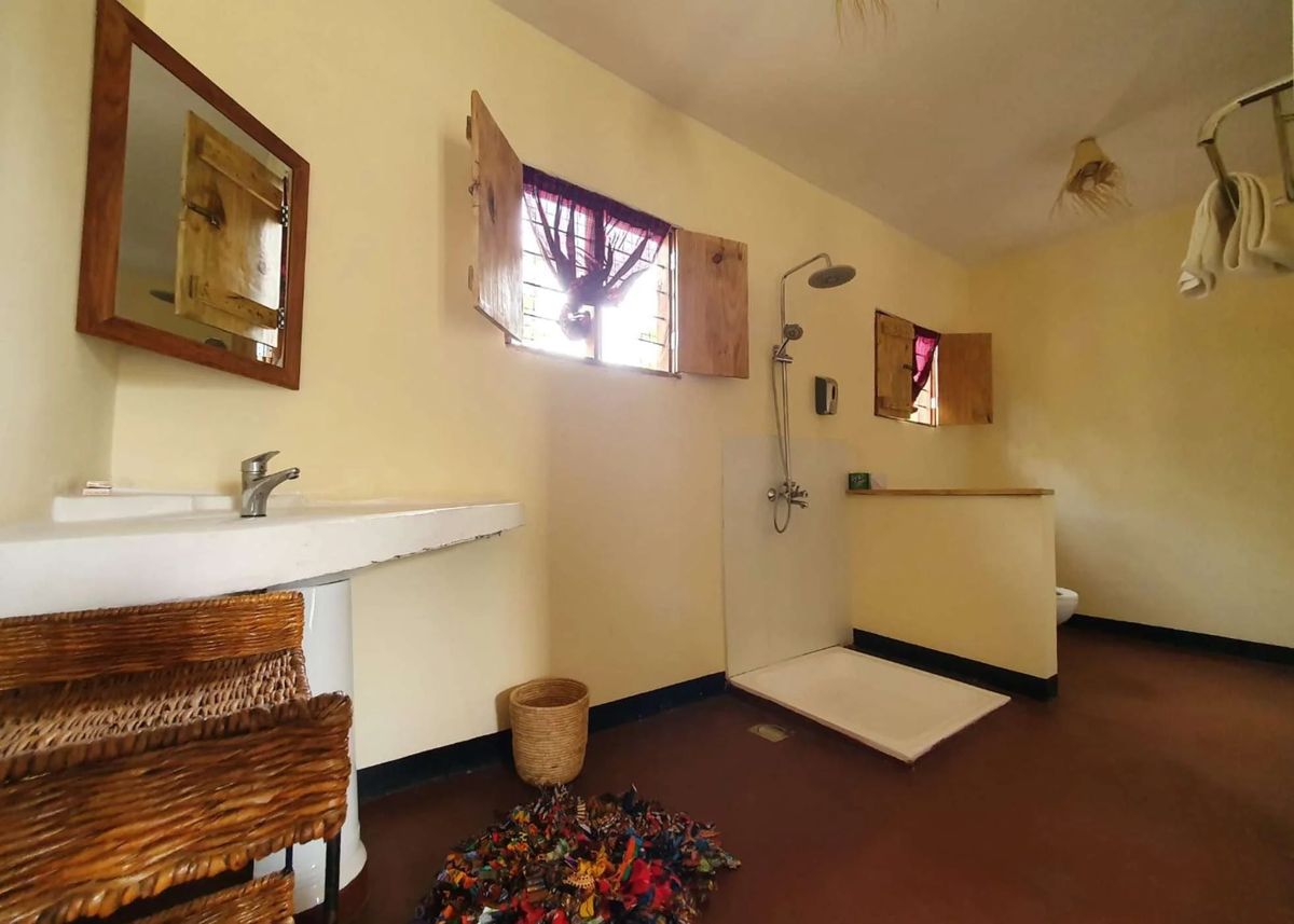 Maasai Giraffe Eco Lodge bath