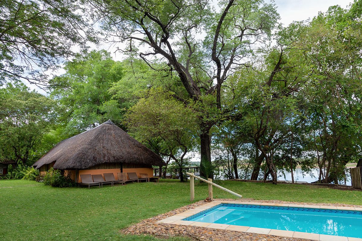 Ndhovu Safari Lodge pool