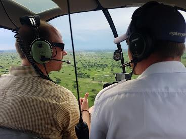 Dirk Brunner mit der Fimcrew afrika tours individuell im Helikopter über Okawango Delta