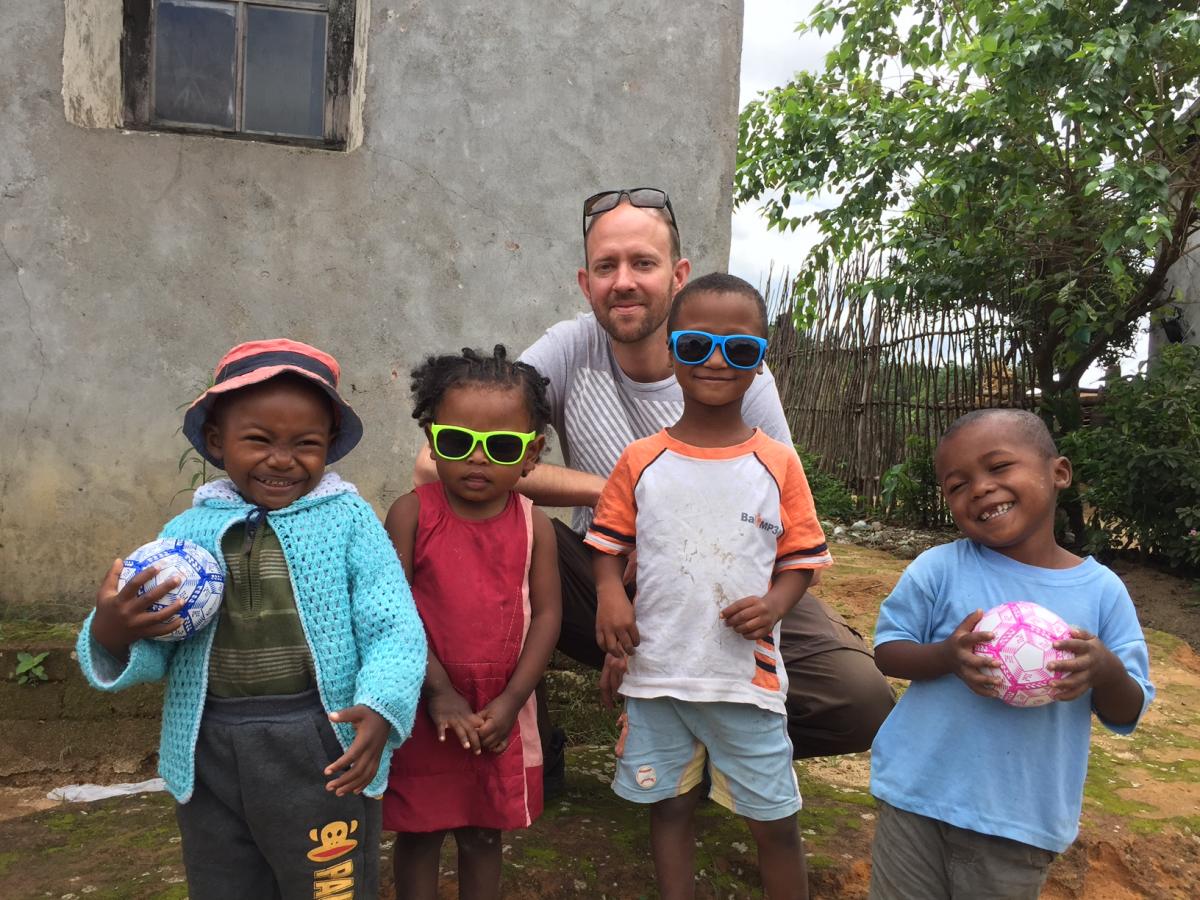 Dirk Brunner und Kinder mit Sonnenbrillen in Madagaskar - Gastfreundschaft unter kleinen Piraten
