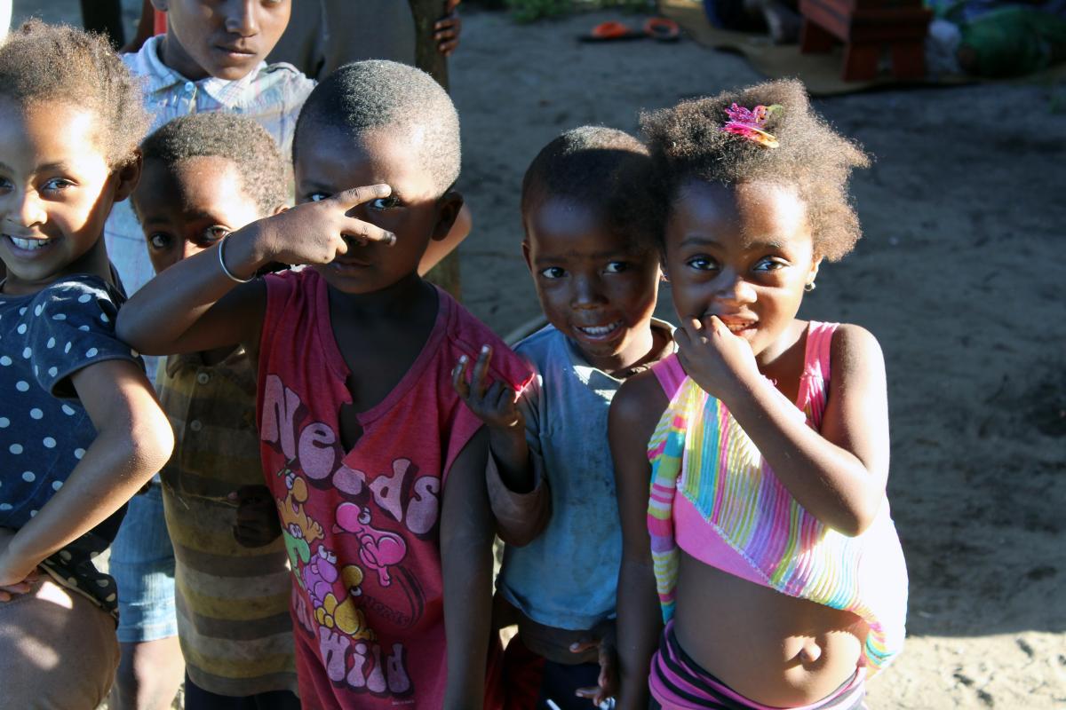 Kinder und viele nette Menschen, denen man auf Madagaskar begegnet auf Reisen mit afrika tours individuell