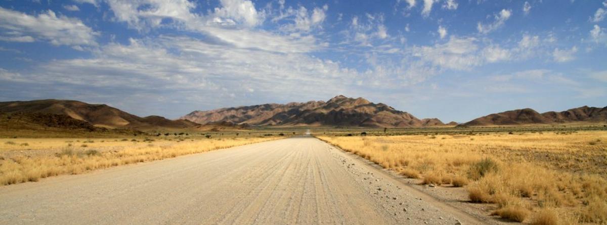 Schotterpiste in Namibia. So sehen Straßen in Namibia aus.