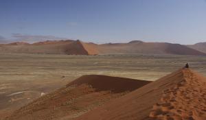 Erleben Sie die atemberaubende Dünenlandschaft des Sossusvlei in der Namib Wüste