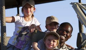 Familienreise Botswana: Kinder mit Safari Guide