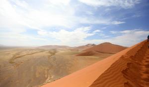 Der Ausblick über die orangenen Dünen des Sossusvlei in Namibia ist ein unvergesslicher Moment