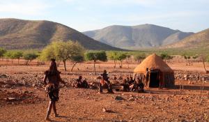Lernen Sie den interessanten Stamm der Himba im Damaraland in Namibia kennen