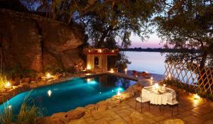 Lassen Sie sich verwöhnen bei einem privaten Dinner direkt am Zambezi Fluss in der Tongabezi Lodge in Zambia