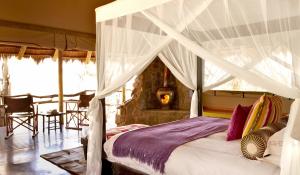 Genießen Sie von Ihrer privaten Terrasse den afrikanischen Busch in einer komfortablen Tented Suite in der Jaci's Safari Lodge