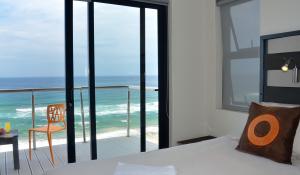 Genießen Sie in der Greenfire Dolphin Coast Lodge in Südafrika von Ihrem privaten Balkon den Blick über den Indischem Ozean 