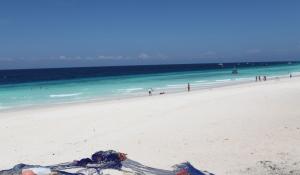 Lassen Sie Ihre Reise mit einem Badeaufenthalt an den weißen Sandstränden Zanzibars ausklingen