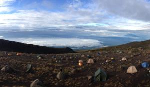 Schlagen Sie Ihre Zelte direkt im beeindruckenden Kilimanjaro-Massiv auf
