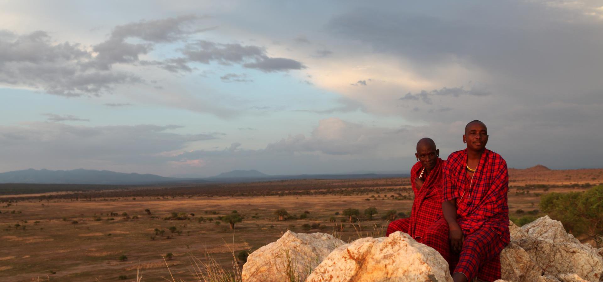 Massai im Abendlicht - Tansania Reisen & Urlaub