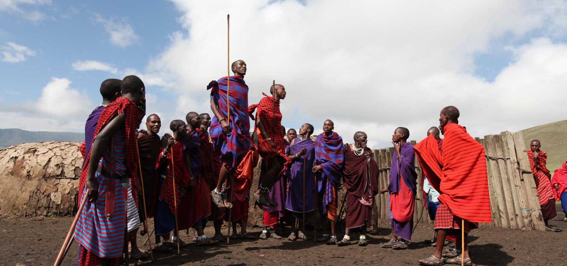 Erleben Sie die Tänze und den Gesang des Massai Volkes in Tanzania