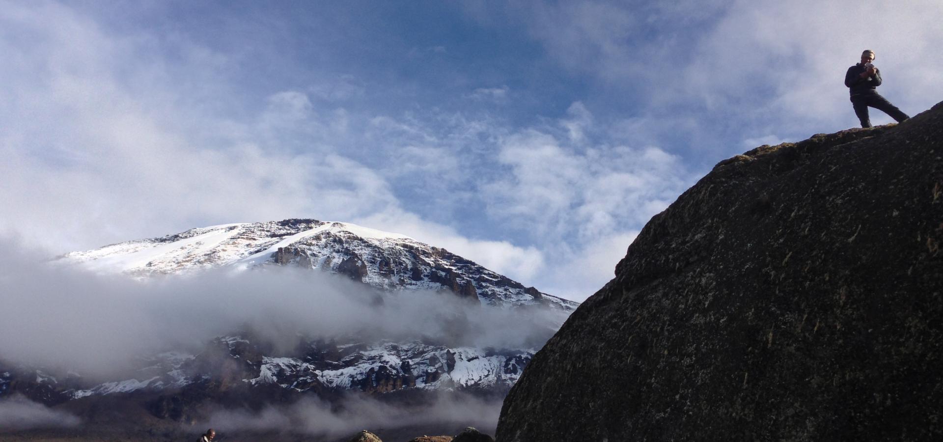 Den majestätischen Kilimanjaro zu besteigen ist der Traum jedes naturbegeisterten Bergsteigers